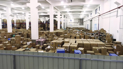 空中视角 智慧工厂物流仓储与货物运输的新纪元